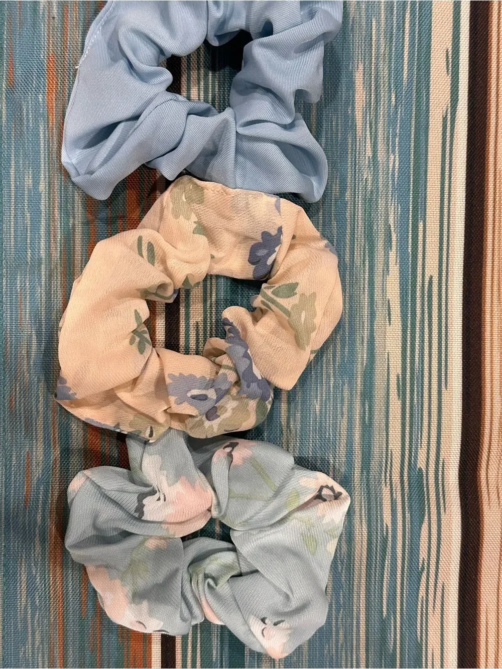 Set of 3 Women’s Blue and Cream Floral Scrunchies